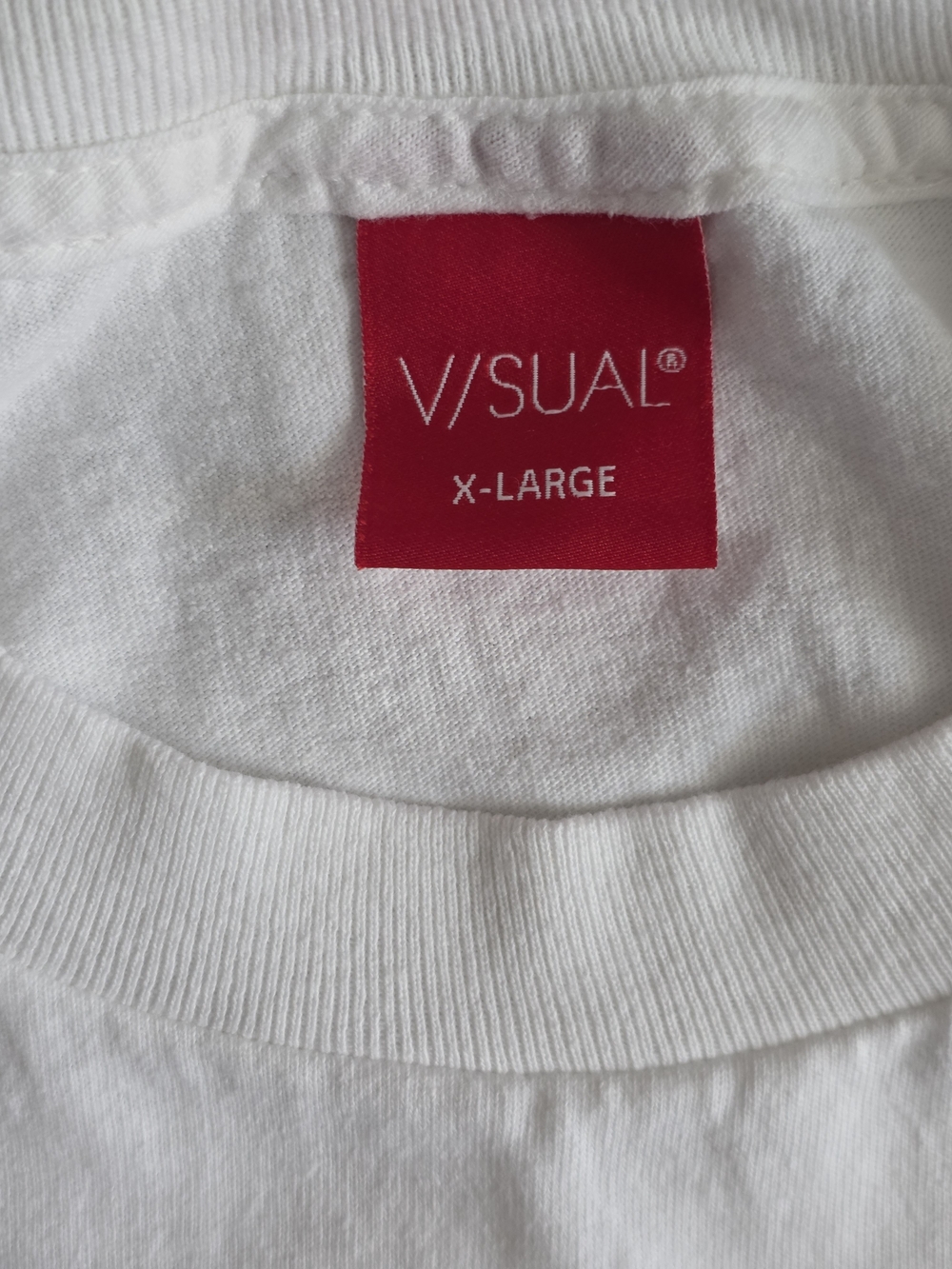 V/SUAL Graphic Tee Car & Model Print, Black & White XL Like New - Picture 4 of 7